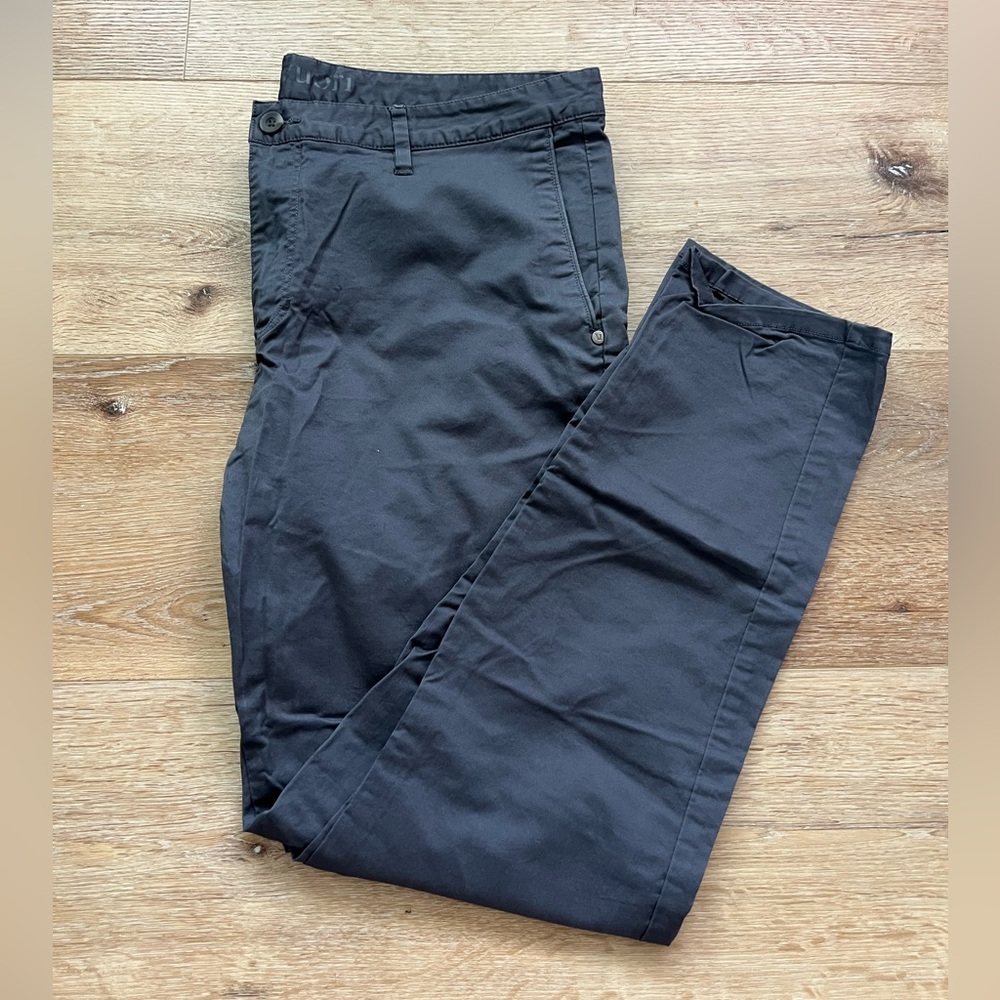 Men's Vuori Collin’s Chino Pant in Charcoal